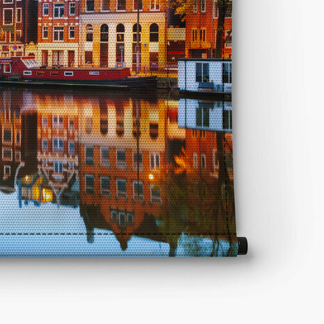 In avond verlichte Amsterdamse huizen