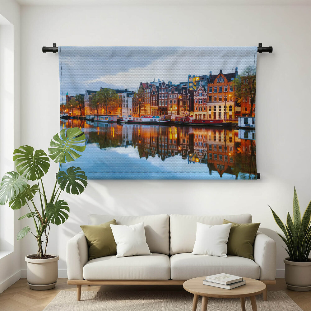 In avond verlichte Amsterdamse huizen