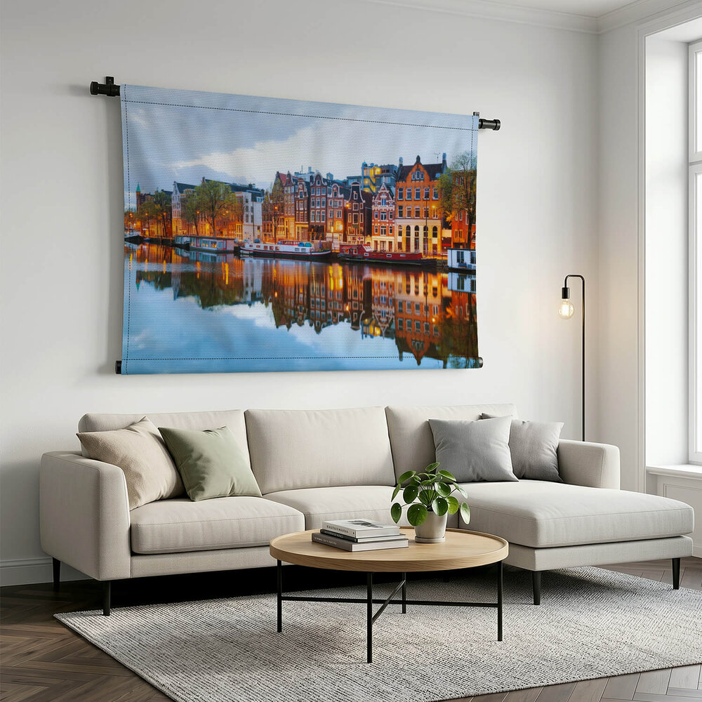In avond verlichte Amsterdamse huizen