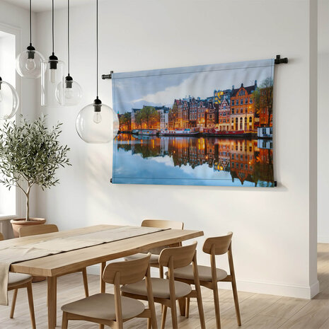 In avond verlichte Amsterdamse huizen