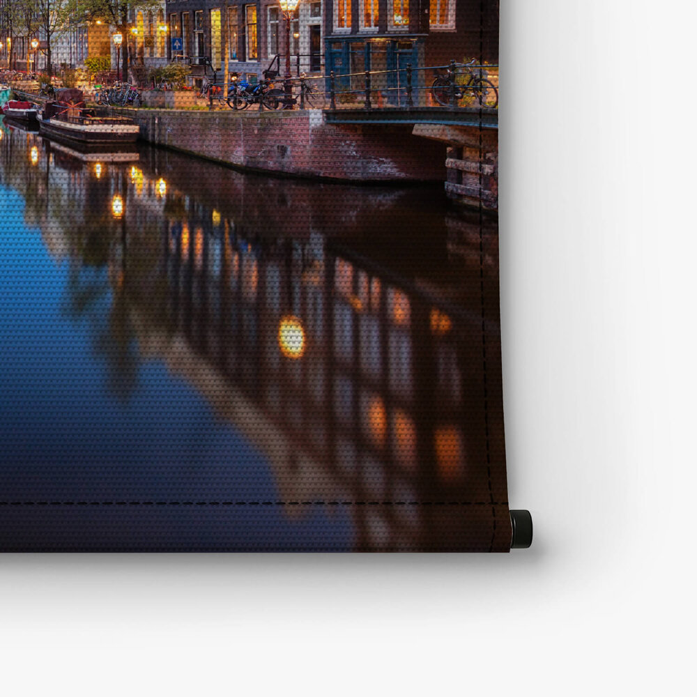 Nachtelijk stadsgezicht in Amsterdam