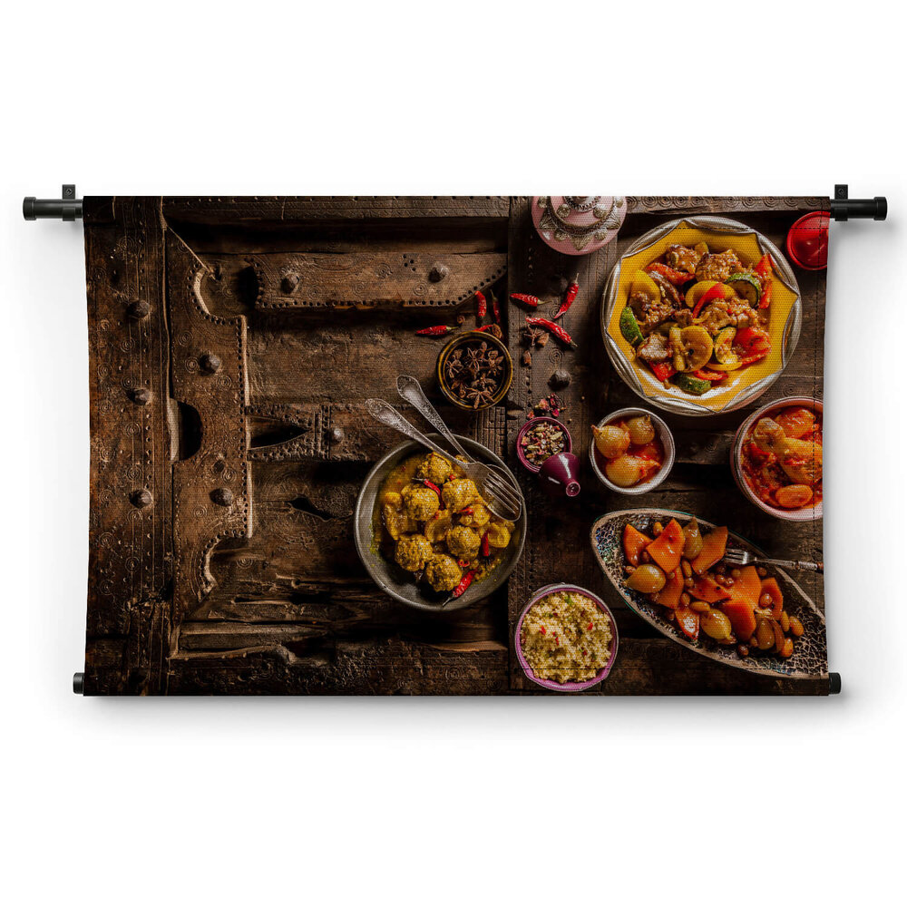 Oude houten tafel vol met traditionele tajine gerechten