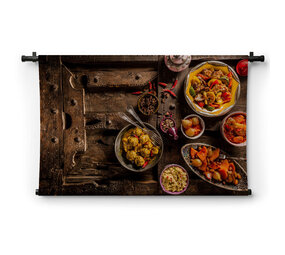Oude houten tafel vol met traditionele tajine gerechten