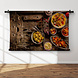 Oude houten tafel vol met traditionele tajine gerechten