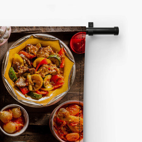 Oude houten tafel vol met traditionele tajine gerechten