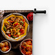 Oude houten tafel vol met traditionele tajine gerechten