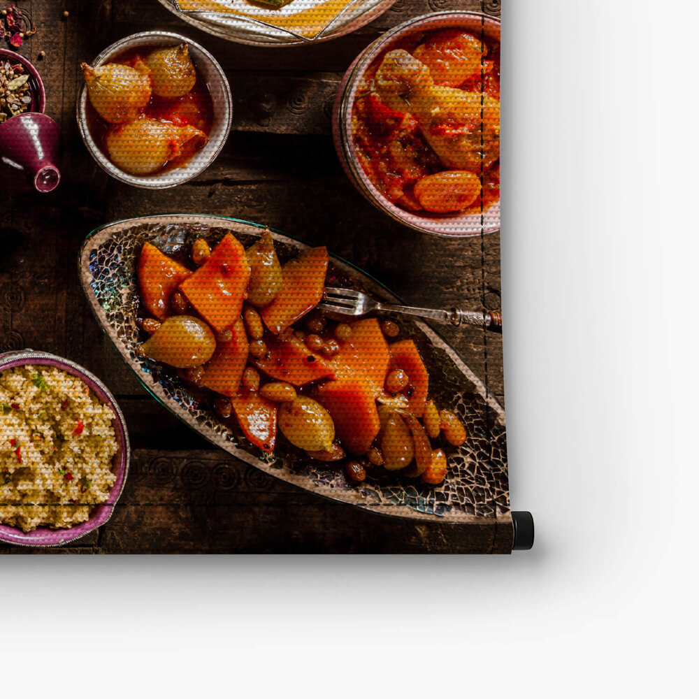 Oude houten tafel vol met traditionele tajine gerechten