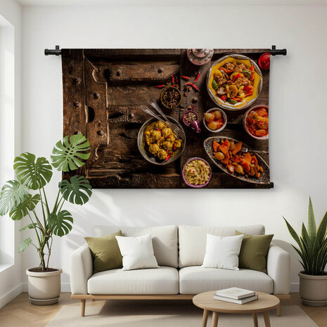 Oude houten tafel vol met traditionele tajine gerechten