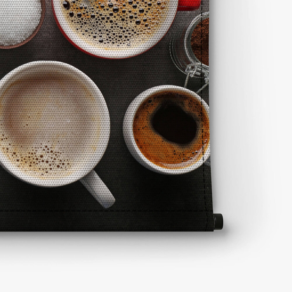 Ensemble van verschillende kopjes en kannen koffie