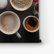 Ensemble van verschillende kopjes en kannen koffie