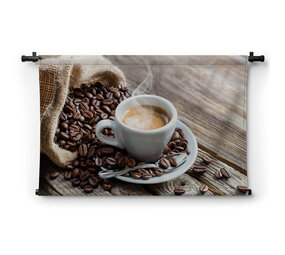 Smakelijk dampend kopje koffie omringd door bonen