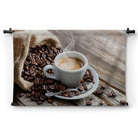 Smakelijk dampend kopje koffie omringd door bonen