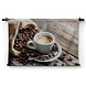 Smakelijk dampend kopje koffie omringd door bonen