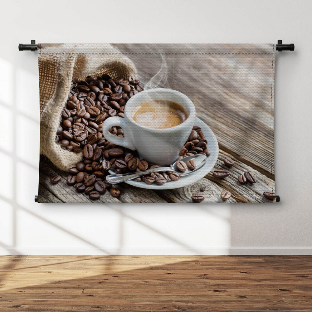 Smakelijk dampend kopje koffie omringd door bonen