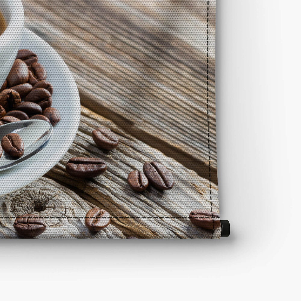 Smakelijk dampend kopje koffie omringd door bonen