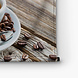 Smakelijk dampend kopje koffie omringd door bonen