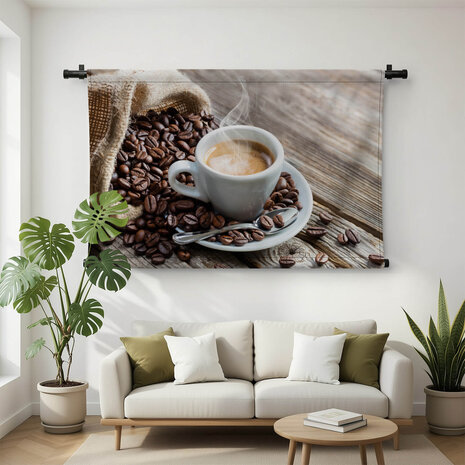 Smakelijk dampend kopje koffie omringd door bonen