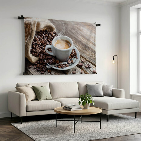 Smakelijk dampend kopje koffie omringd door bonen