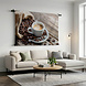 Smakelijk dampend kopje koffie omringd door bonen