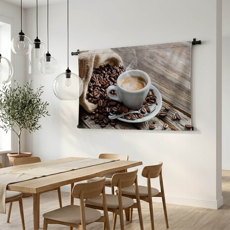 Smakelijk dampend kopje koffie omringd door bonen