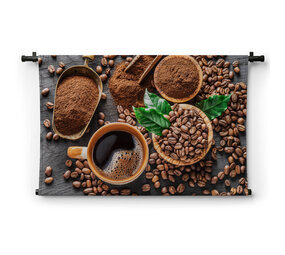 Koffiebonen en koffie in maatschepjes