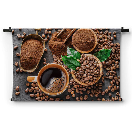 Koffiebonen en koffie in maatschepjes