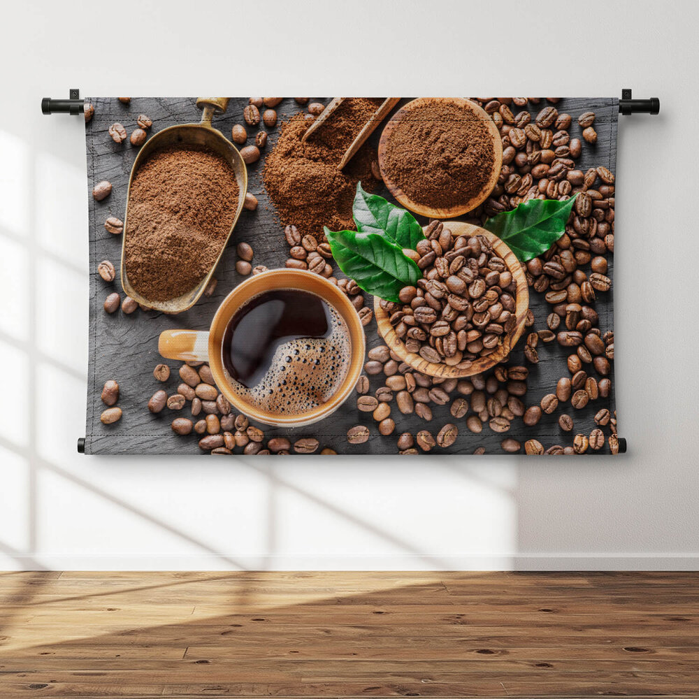 Koffiebonen en koffie in maatschepjes