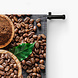 Koffiebonen en koffie in maatschepjes