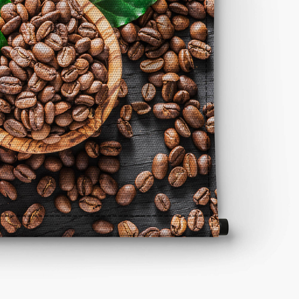 Koffiebonen en koffie in maatschepjes