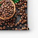 Koffiebonen en koffie in maatschepjes