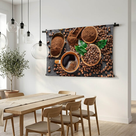 Koffiebonen en koffie in maatschepjes
