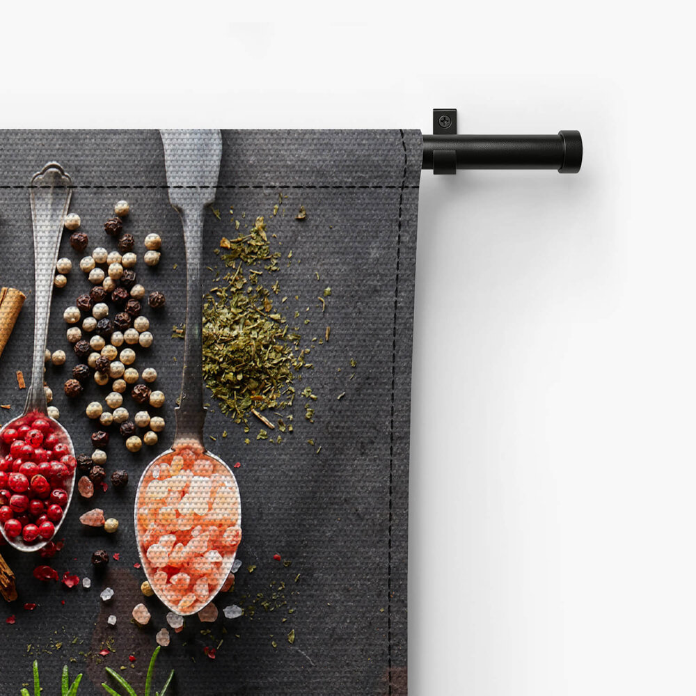 Kruiden en specerijen op zwart granieten blad