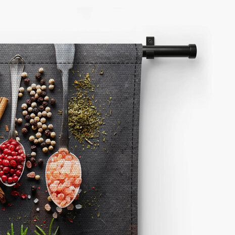 Kruiden en specerijen op zwart granieten blad