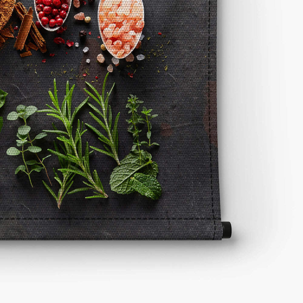 Kruiden en specerijen op zwart granieten blad