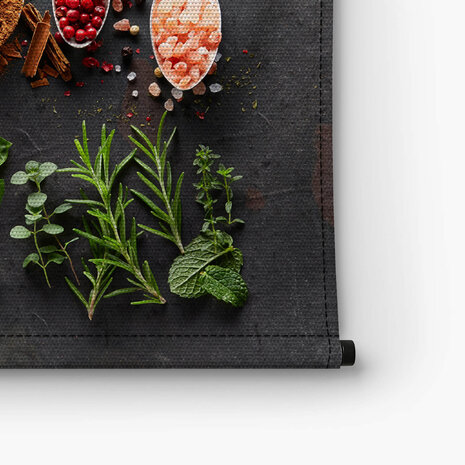 Kruiden en specerijen op zwart granieten blad