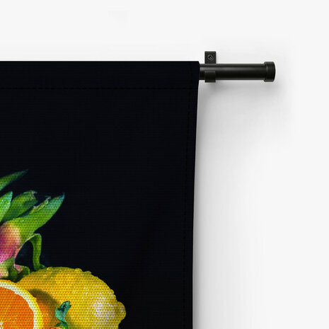 Stilleven van fruit reflecterend in water