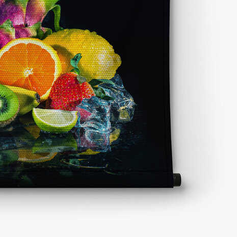 Stilleven van fruit reflecterend in water
