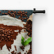 Wereldkaart van koffie en bonen op wit doek