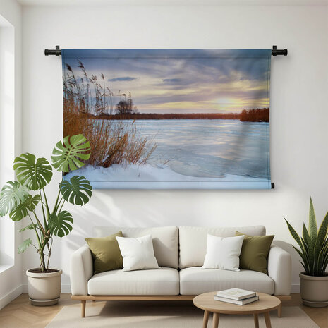 Bevroren meer met lage zon