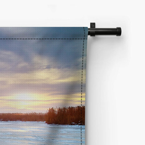 Bevroren meer met lage zon