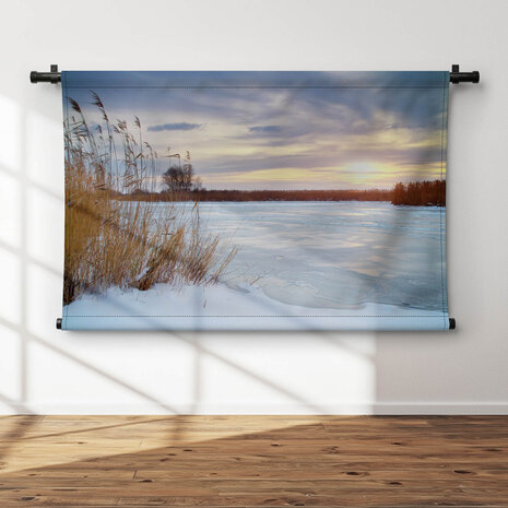 Bevroren meer met lage zon