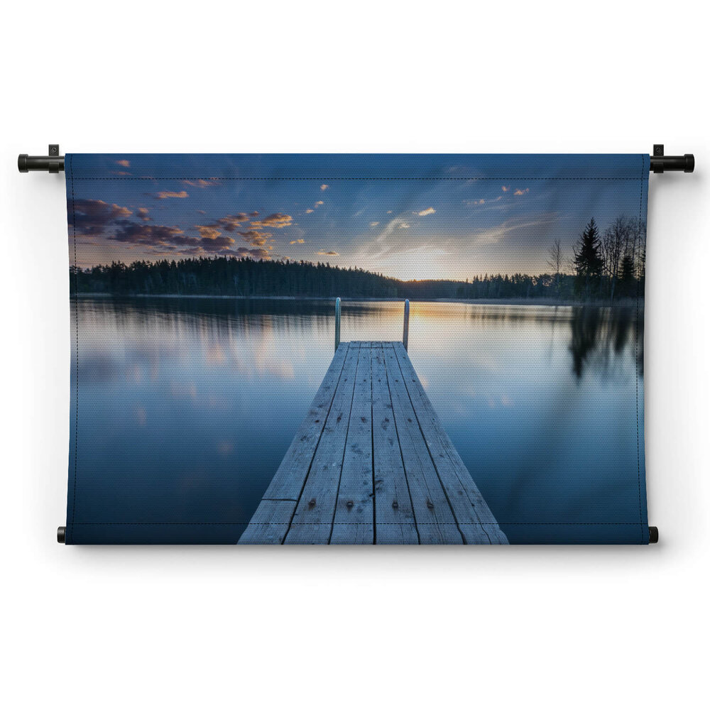 Houten pier aan het meer