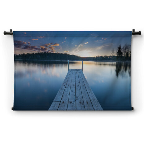Houten pier aan het meer