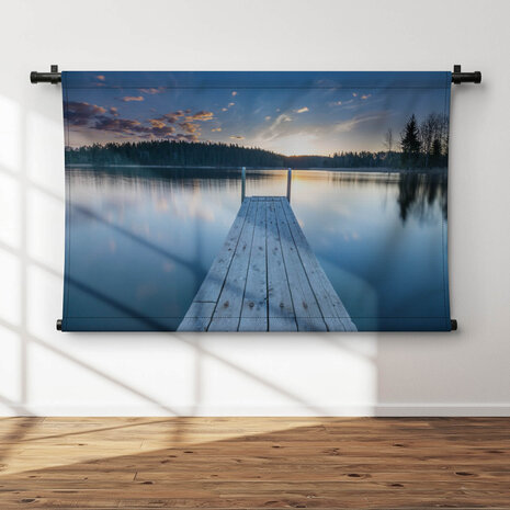 Houten pier aan het meer