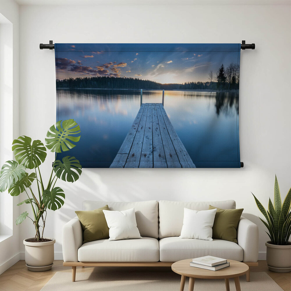 Houten pier aan het meer