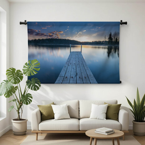 Houten pier aan het meer