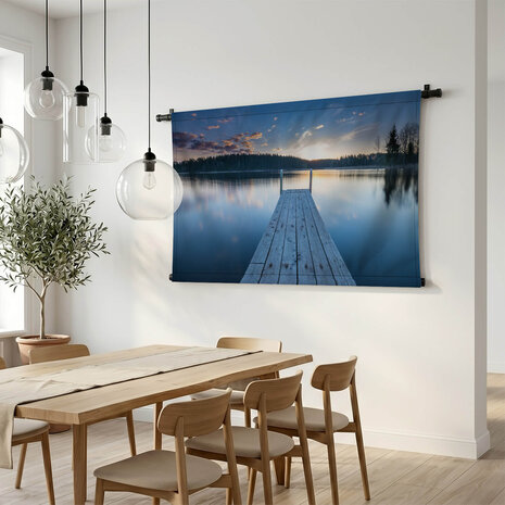 Houten pier aan het meer