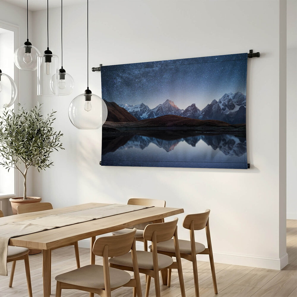 Nachtlandschap met een bergmeer en sterrenhemel