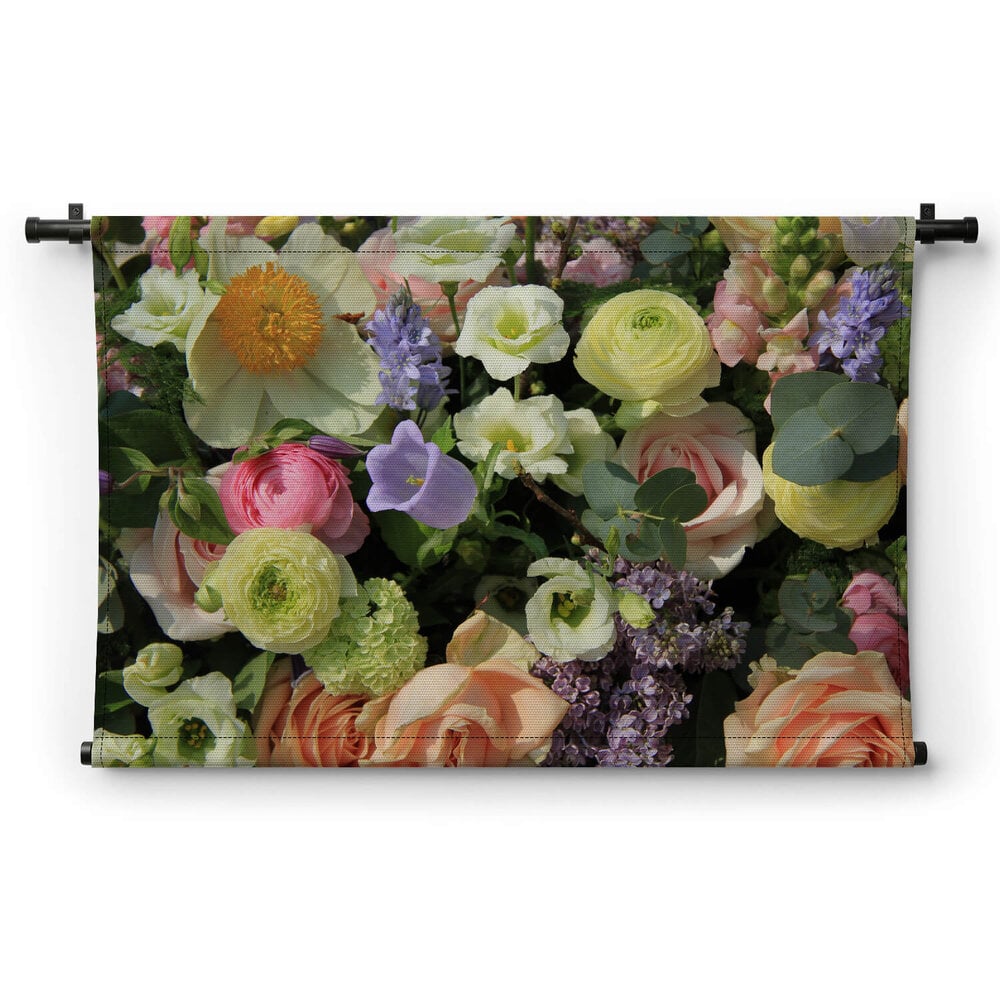 Pastelkleurige bloemen en eucalyptustakken