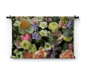 Pastelkleurige bloemen en eucalyptustakken